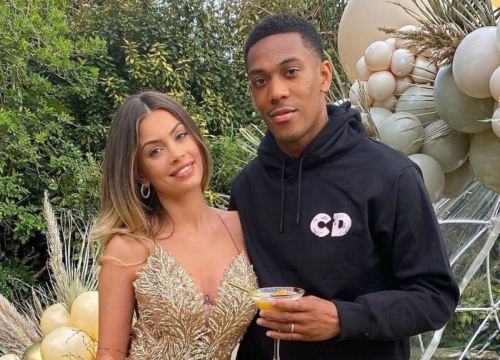 Anthony Martial vạ lây vì vợ