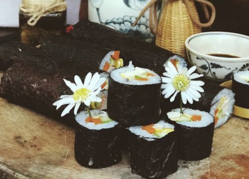 Cách làm kimbap (cơm cuộn) hoa đậu biếc mới lạ vô cùng hấp dẫn