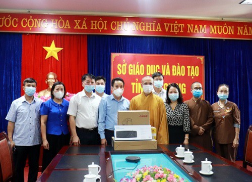 Hà Giang: Trao tặng 30 bộ máy tính cho cơ sở giáo dục vùng khó khăn