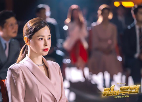 Honey Lee trong phim "One The Woman": Phong cách nhạt nhòa nhưng nhan sắc đẹp đỉnh cao ở tuổi 38