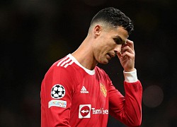 Matic chuyền quá mạnh, Ronaldo chỉ đứng im trách đồng đội, còn Cavani lao như thiêu thân về phía bóng