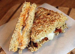 Món Sandwich mì ăn liền với thịt xông khói và trứng