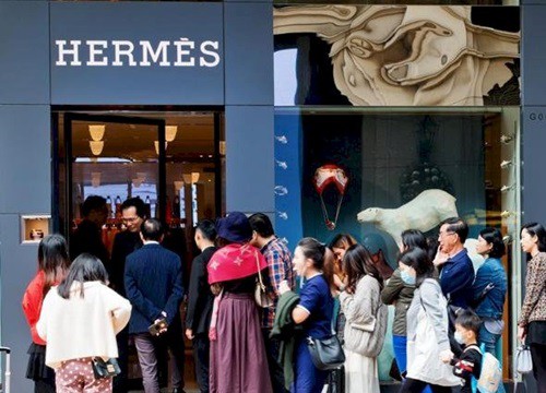 "Mua sắm trả đũa": Trào lưu gì mà giúp store Hermès bán được 2,7 triệu đô trong 1 ngày?