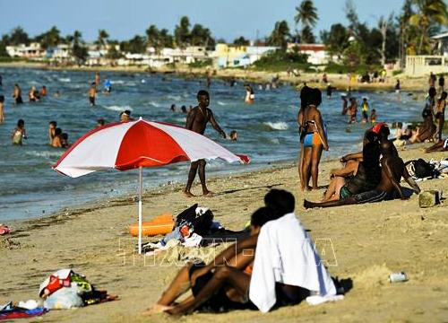 Thủ đô La Habana (Cuba) mở cửa lại bãi biển và bể bơi