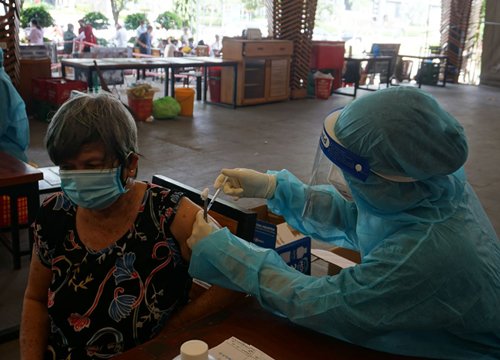 TP Hồ Chí Minh: Không yêu cầu các địa phương tạm dừng tiêm vaccine Pfizer