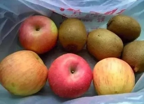 Dùng tăm chọc vào quả kiwi tưởng đùa, nào ngờ là mẹo hay ai cũng muốn dùng ngay