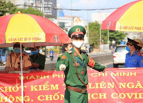 Chiến sĩ CA dán ảnh 'truy nã' tại điểm chốt, dân tình tới xem thì bất ngờ: Hóa ra kiếm người yêu