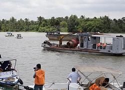 Cô gái dùng chân điều khiển chiếc sà lan rất thành thạo, dân tình trầm trồ &quot;con gái mà ra tay thì chất không kém ai&quot;