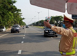 Cụ ông 'đòi vượt chốt, xúc phạm, chỉ thẳng mặt CA: "Tôi sống chết với anh, đừng có bố láo"