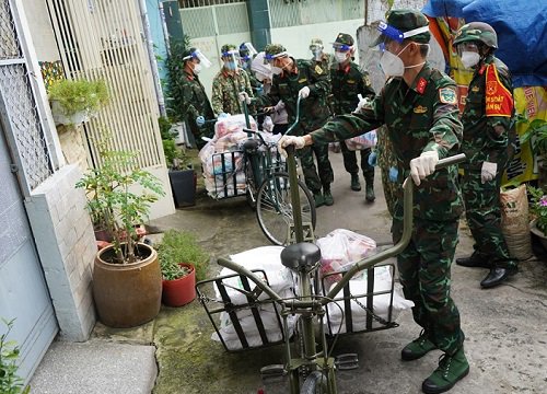 Đội thiện nguyện dùng cần cẩu chuyển quà cho bà con Sài Gòn