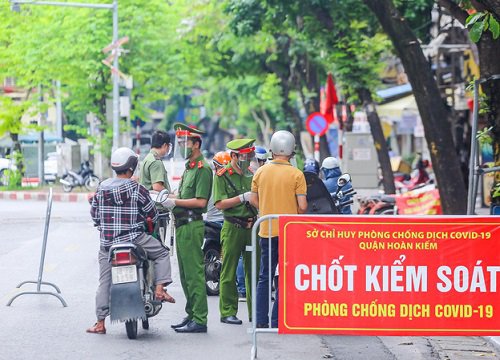 Giằng co, la hét om sòm để qua chốt phong tỏa bất thành, người phụ nữ "nằm vạ", còn dọa cả dân quân tự vệ