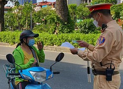 Hà Nội: Cảnh sát giao thông và công an xã, phường sẽ duyệt, cấp giấy đi đường cho người dân