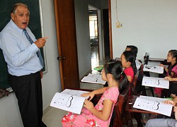 Học trò đáp 1 câu siêu lầy khi bị thầy giáo Tây hỏi "How old are you?", giáo viên Tiếng Anh nghe thấy chắc ấm ức lắm!