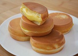 Làm bánh pancake nhân kem trứng bằng chảo