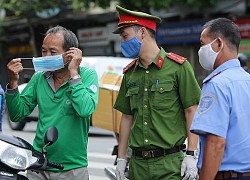 Công an tự tay đeo khẩu trang cho người đàn ông định "thông chốt", chưa đầy 1 phút sau vội lao vào trấn áp