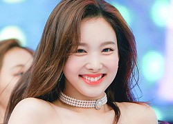 Nayeon (Twice) hóa ra sở hữu vòng 1 "khủng" ra trò, lên đồ lấp ló tí teo cũng khiến netizen choáng váng