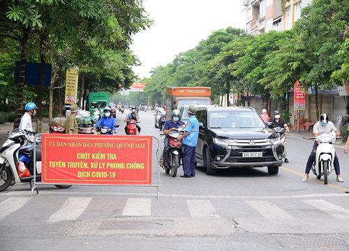 Người đàn ông chạy xe đâm gãy thanh chắn, tấn công công an ở chốt kiểm dịch và pha quật ngã trong vài giây