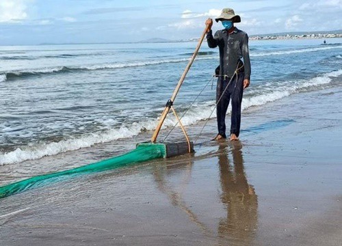 Người dân vùng biển Bình Thuận vất vả mưu sinh trong đại dịch