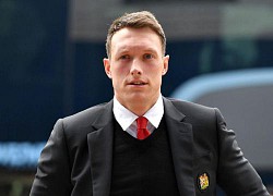 Phil Jones bị MU gạch tên ở danh sách dự Champions League