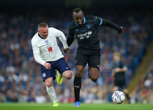 Rooney và Scholes thua đậm đội bóng của Usain Bolt