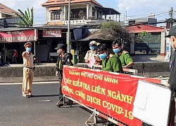 Lao xuống sông né chốt kiểm dịch, đụng trúng công an "đuổi cùng bắt tận", chèo thuyền ra "đón" về