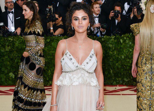 Bí mật đằng sau làn da nâu của Selena Gomez tại Met Gala 2018 đã được chính chủ tiết lộ, nghe mà "cưng xỉu"