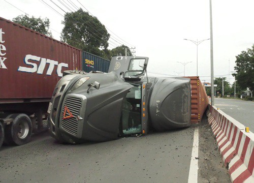 Bình Phước: Né ổ gà, xe container bị mất lái, lật ngang đường