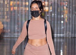 Ca sĩ Camila Cabello lên đồ với croptop tái xuất tại sân bay JFK