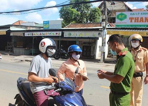 Clip "phu nhân quần hoa" trèo lên nóc xe cảnh sát ngồi sau khi tụt khẩu trang, làm loạn nơi công cộng