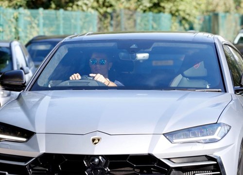 Cristiano Ronaldo cầm lái Lamborghini Urus dạo phố tại Manchester