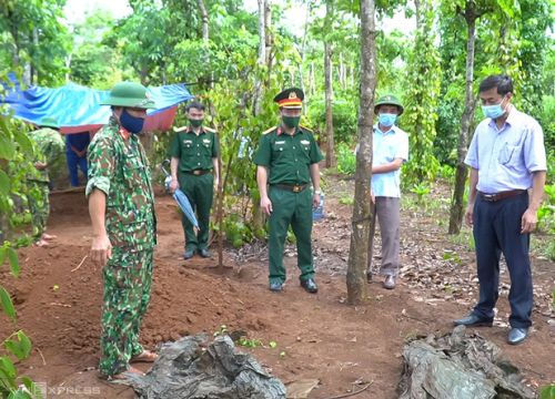 Hài cốt liệt sĩ chôn cùng tấm kim loại khắc thông tin