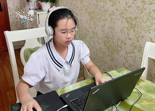 Học trò tiểu học hào hứng tựu trường online