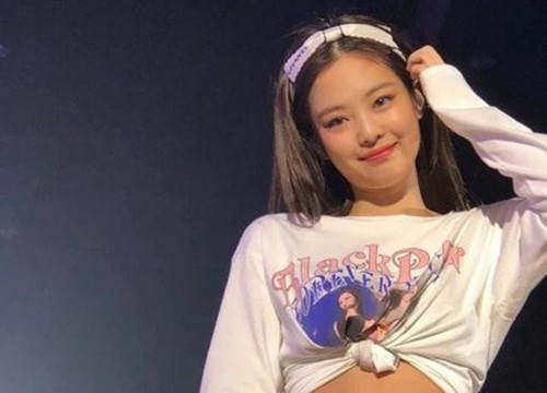 Jennie (BLACKPINK) đi tour diễn sung là thế nhưng ít ai biết đang giấu chấn thương nghiêm trọng với đôi chân băng bó