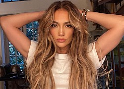 Jennifer Lopez đẹp rực lửa ở tuổi 52 nhờ chăm tập luyện