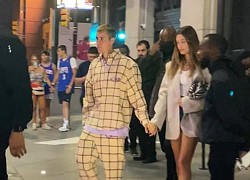 Justin Bieber tình cảm nắm tay bà xã xuất hiện trên phố, đôi chân cực phẩm của Hailey trở thành tâm điểm