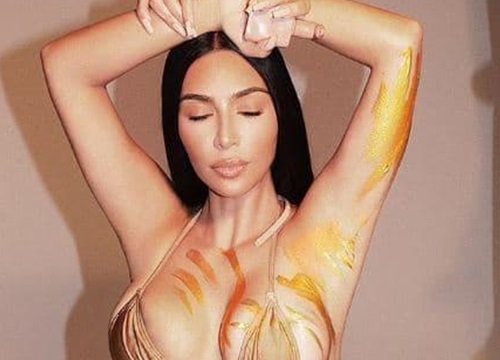 Kim Kardashian diện bikini nhỏ xíu chỉ đủ che chỗ nhạy cảm