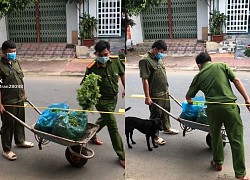 Anh công an dặn dò cách nấu khi phát rau cho người dân