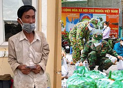 Người đàn ông bật khóc chắp tay trước tổ dân quân khiến dân mạng thương xót