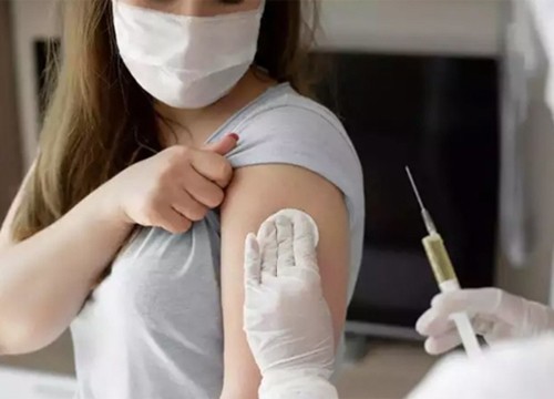 Phản ứng sau tiêm vaccine COVID-19 giữa nam và nữ khác nhau thế nào?