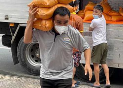 Quyền Linh trút tiếng lòng thay người dân trên sóng livestream "Dân hỏi, thành phố trả lời": Cứu trợ 1 lần thì sao tôi sống được đây!