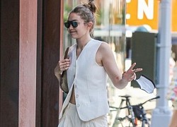 Siêu mẫu Gigi Hadid cài áo hờ hững khoe eo thon ra phố