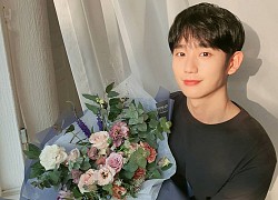 Thói quen giúp Jung Hae In giữ da căng mướt