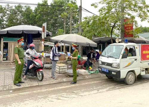 Vửa thấy bóng công an, người đàn ông bỗng lao xuống kênh nước thải đen ngòm, tẩu thoát trong chớp mắt