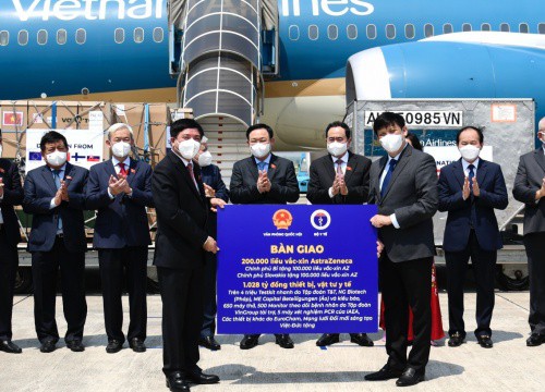 Bàn giao 200.000 liều vắc xin Covid-19 từ chuyến công tác châu Âu của Chủ tịch Quốc hội