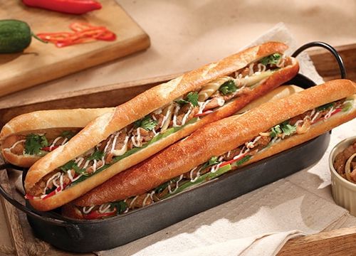 Bánh mì que xốt thịt cay Mayo