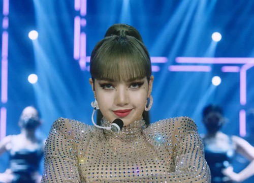 Clip Lisa lần đầu diễn hit solo trên show Mỹ: Thần thái đẳng cấp, nhảy hùng hục còn tóc mái ra sao?