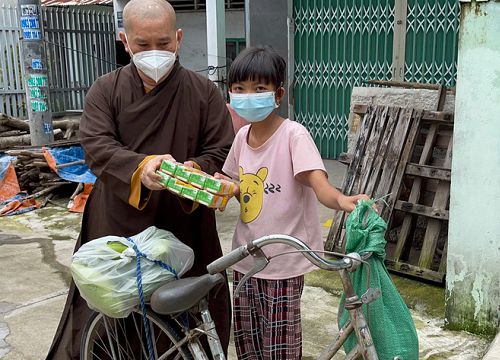 Bé gái chạy xe theo sư thầy xin sữa cho em nhỏ 2 tuổi: Hoàn cảnh khiến nhiều người rơi lệ