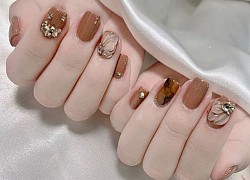 Để dành hết giãn cách đi làm đẹp, chị em làm ngay 12 mẫu nail màu nude này