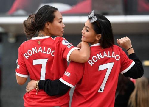 Hình ảnh Ronaldo xuất hiện tràn ngập ở sân Old Trafford