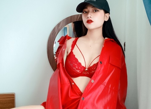 Hot girl Quảng Ninh mặc áo khoét rộng, vòng 1 căng tròn như muốn nhảy xổ ra ngoài